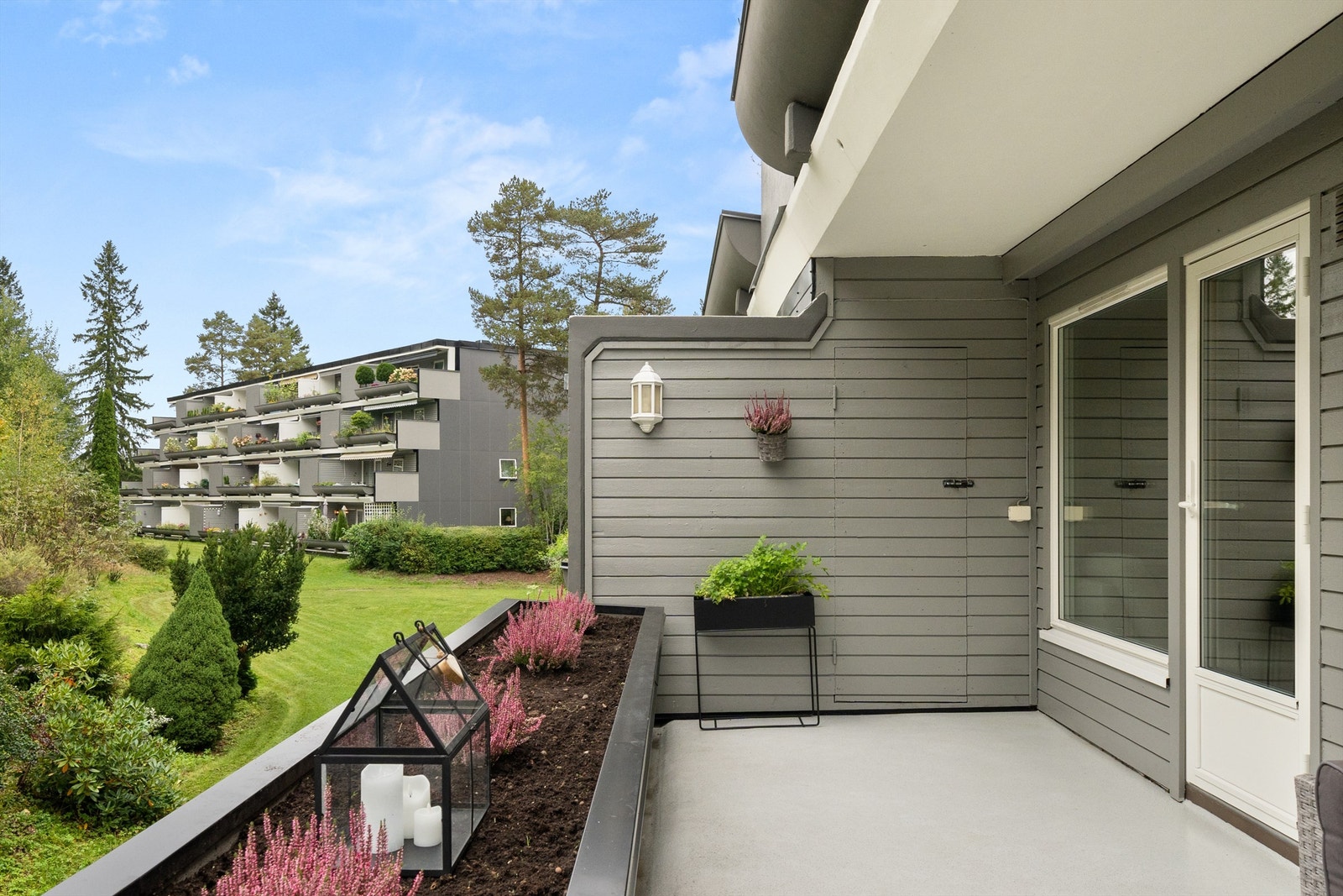 Terrassen er vestvendt og har en lagringsbod på ca. 2m². Galleribilde