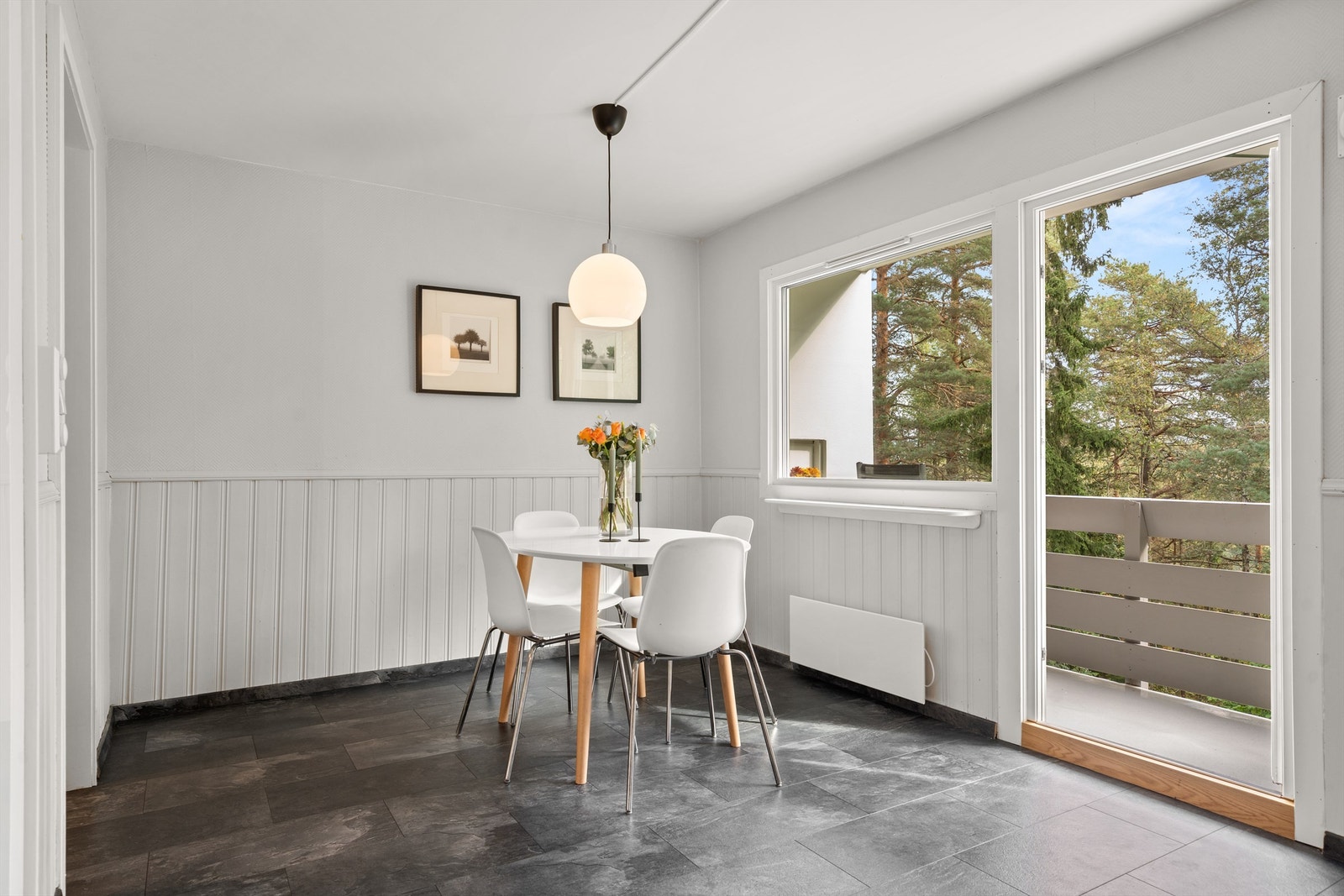 Stort kjøkken med utgang til balkong med morgensol. Galleribilde