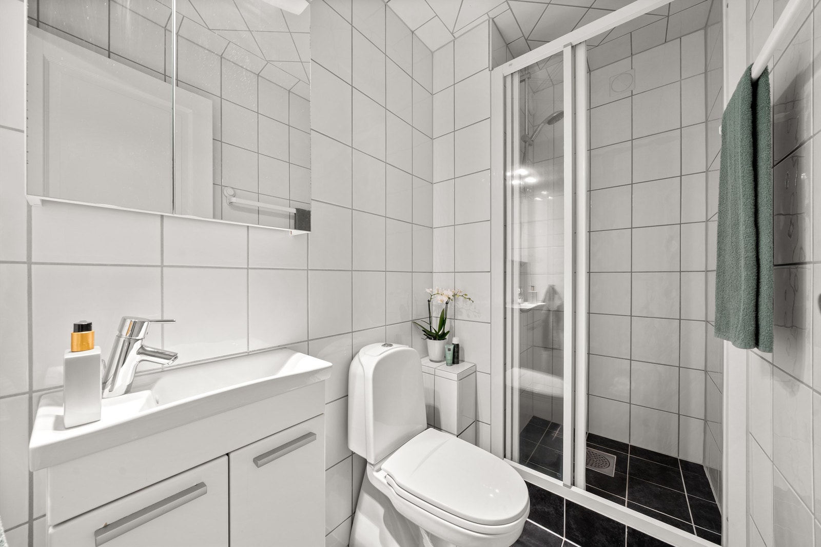 Gjestebadet er også pent flislagt på gulv og vegger Galleribilde