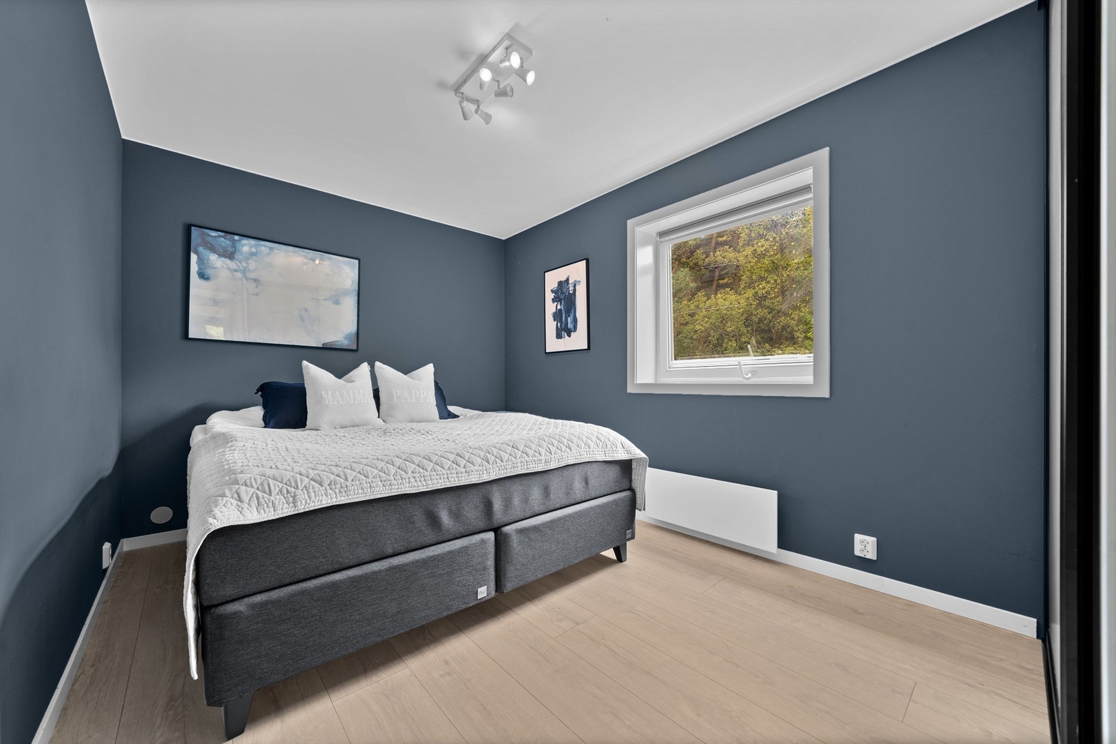 Hovedsoverommet har god plass til dobbeltseng og skyvedørsgarderobe. Galleribilde