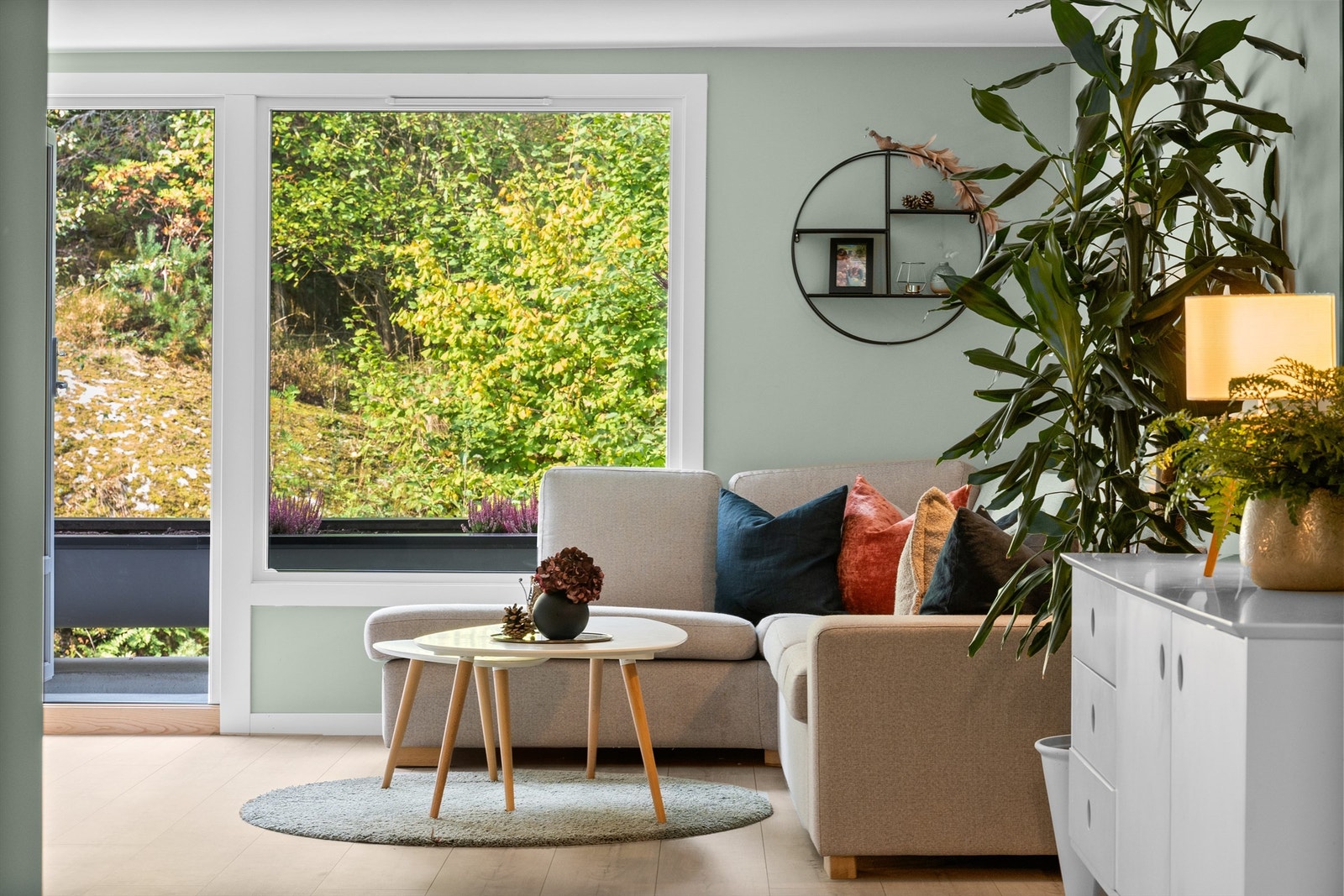 Stuen er av god størrelse med store vindusflater som sørger for rikelig med lysinnslipp, og skaper en åpen og luftig romfølelse. Galleribilde