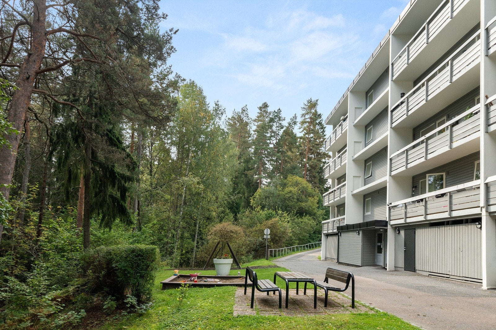 Fasade og direkte adkomst til garasjeplassen Galleribilde