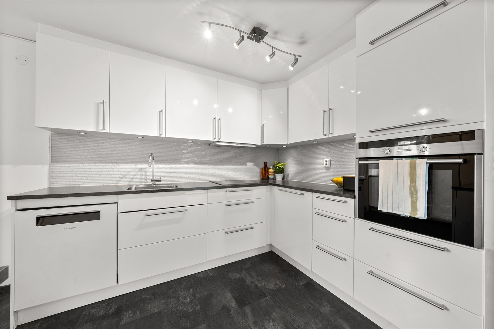 På kjøkkenet er det integrerte hvitevarer som komfyr, platetopp og oppvaskmaskin. Galleribilde