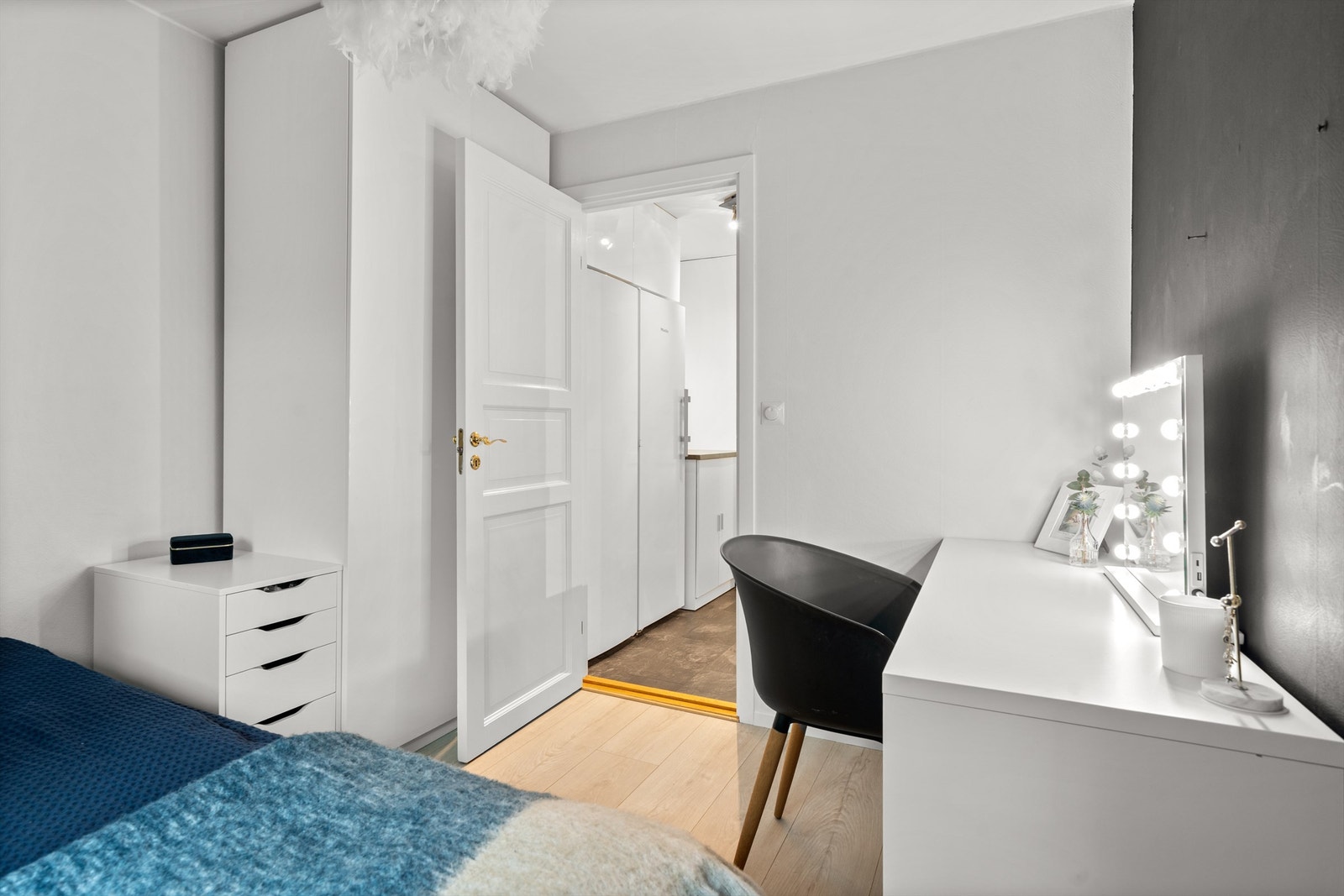 Garderobeskap på soverommet. Galleribilde