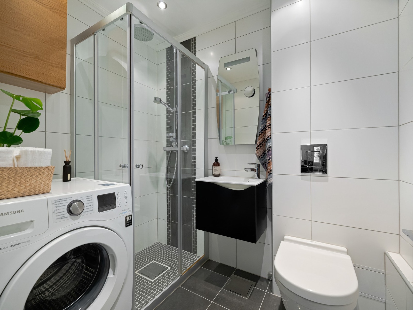 Badet ble pusset opp i 2012 i regi av tidligere eiere, og består av vegghengt toalett, dusjhjørne og servantskap med speil. Galleribilde