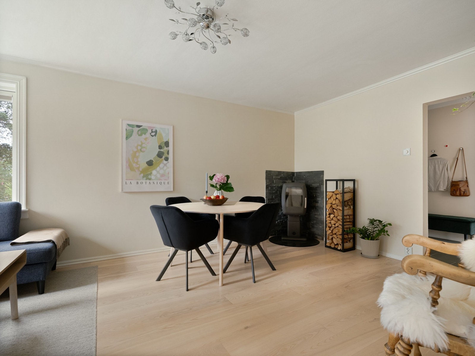 I hjørnet av stuen er det en koselig peisovn. Denne varmer godt på vinterstid! Galleribilde