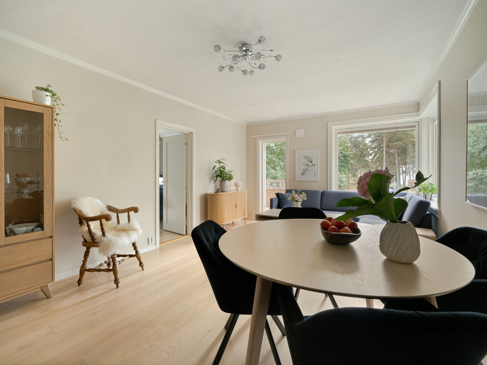 Fra stuen finner vi inngangen til det som benyttes som hovedsoverom, i tillegg til utgang til balkong. Galleribilde