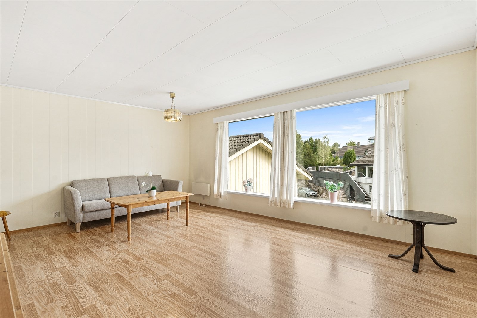 Romslig stue med store vinduer som gir rikelig med naturlig lys Galleribilde