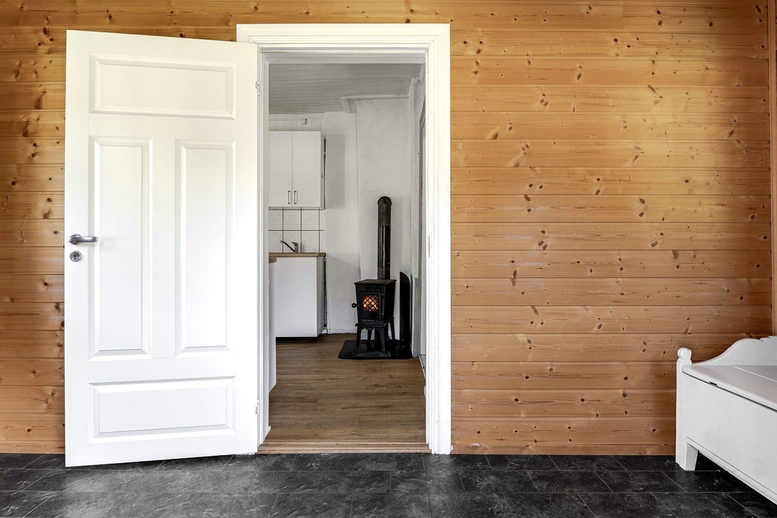 Innenfor entréen er kjøkkenet, som har adkomst til bad samt åpen løsning til stuen. Galleribilde