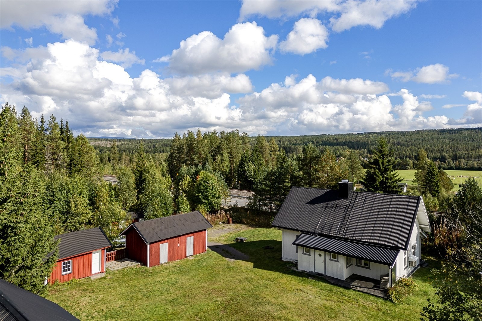 Er du på jakt etter en hyggelig og sjarmerende eiendom med stor tomt, beliggende midt blant flotte friluftsområder? Galleribilde