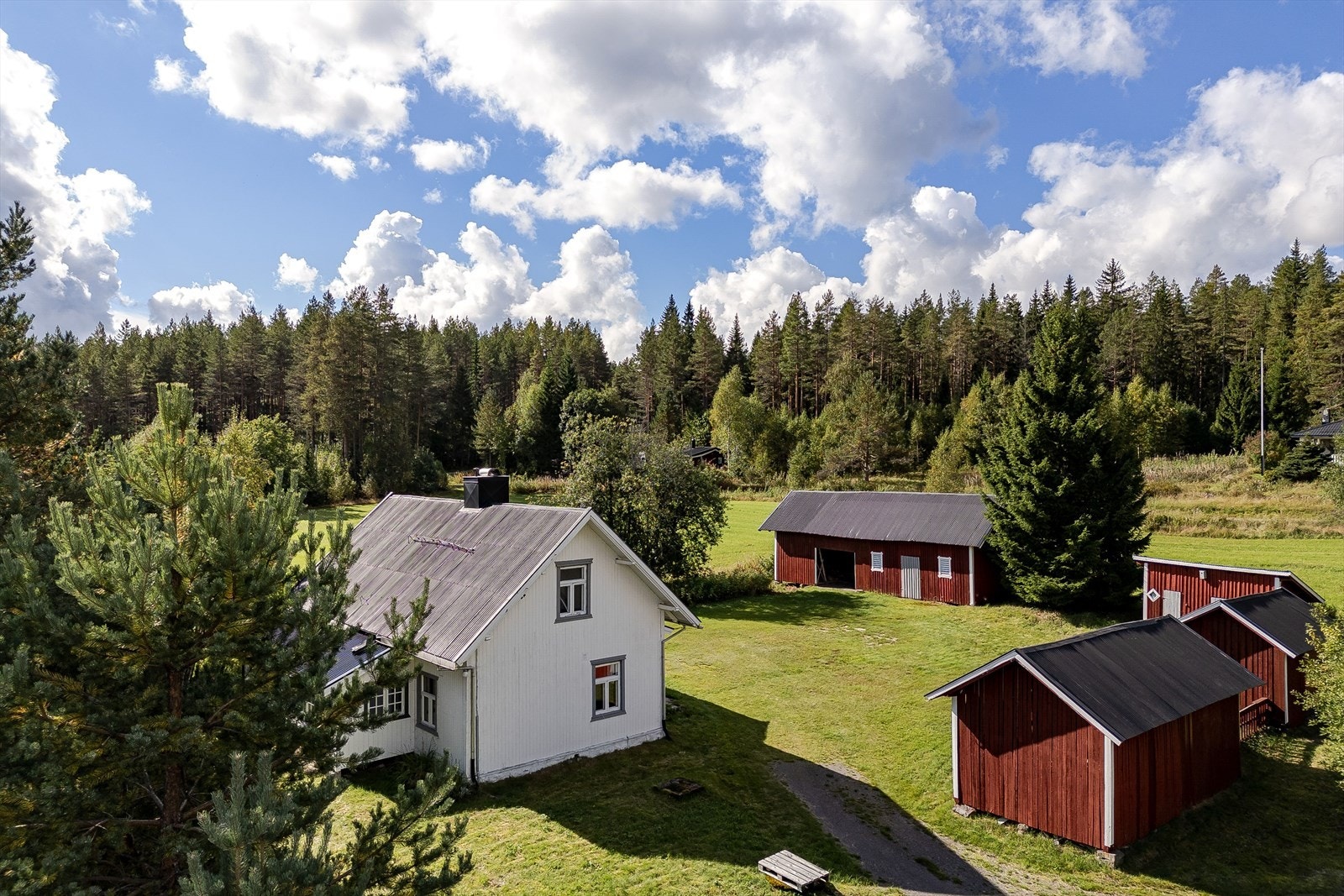 Eiendommen har adkomst med gruset innkjøring og et hyggelig gårdstun. Galleribilde
