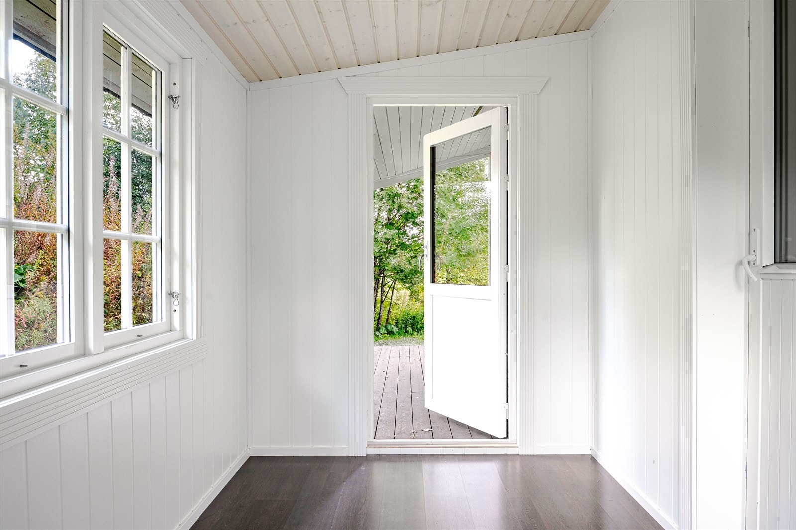 Vinterhagen og den overbygde terrassen på boligens østside. Galleribilde