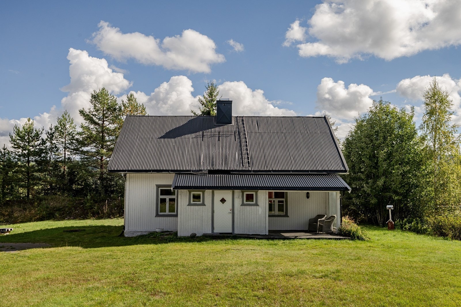Ved siden av inngnagspartiet er det en overbygd og vestvendt terrasse med fint utsyn mot tunet. Galleribilde