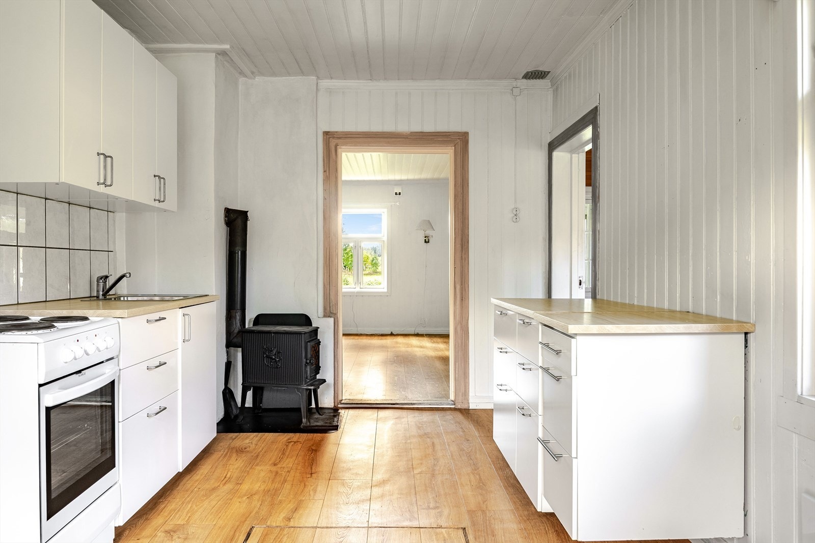 Rommet har laminatgulv og lysmalte vegger, samt vedovn for ekstra varme. Galleribilde