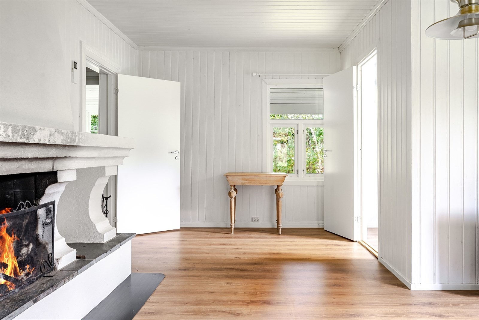 Det ene soverommet ligger i tilknytning til stuen. Innerst i stuen er det også adkomst til gang/trapperom som fører til et separat toalettrom, vinterhage med utgang til østvendt terrasse samt trapp opp til andre etasje. Galleribilde