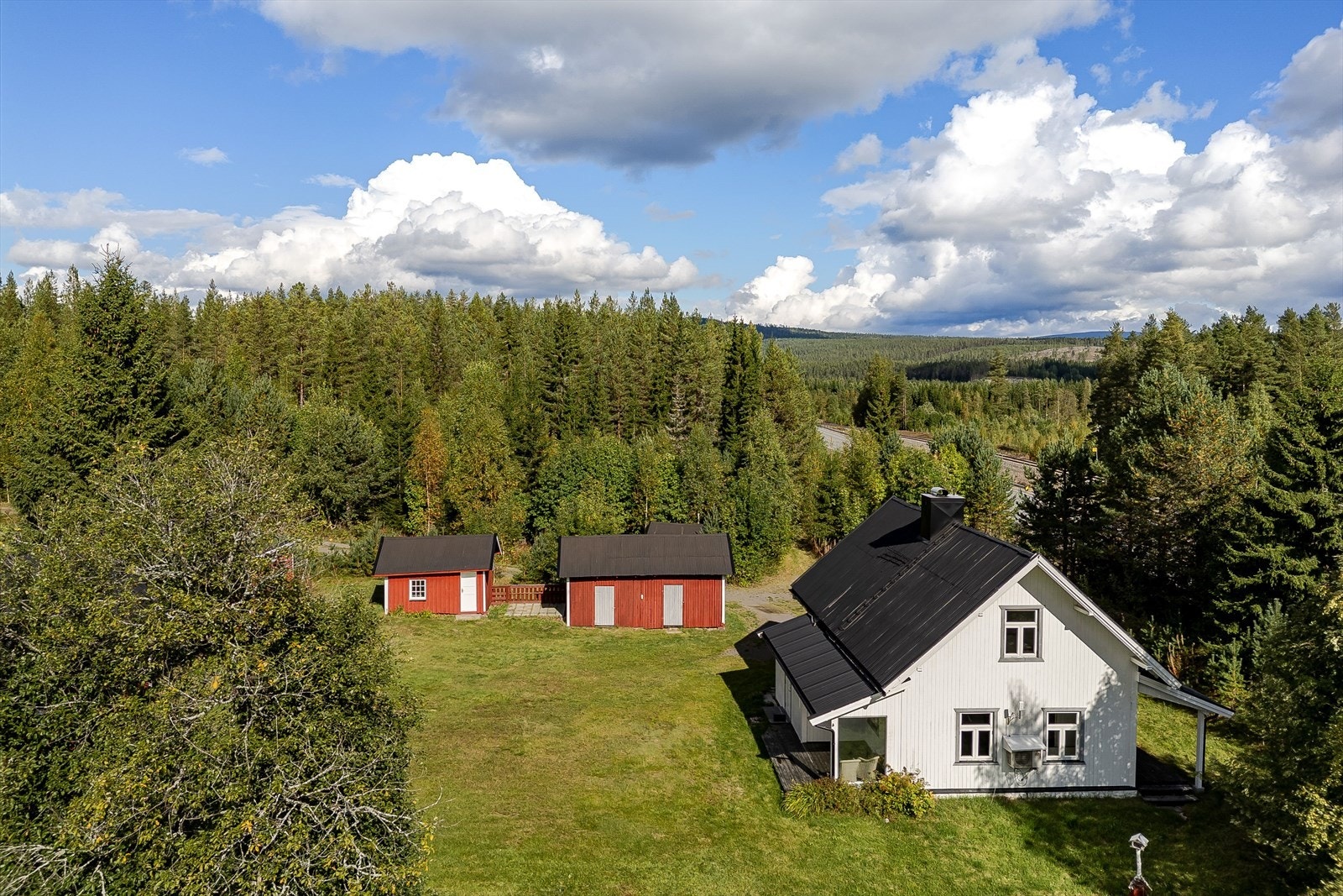 Eiendommen ligger fint til på Steinvik, i landlige omgivelser omgitt av skog og fin natur. Her bor du nær de gode naturopplevelsene og friheten på landet samtidig som det er kun ca. 14 km til Rena sentrum med de fleste servicetilbud. Galleribilde