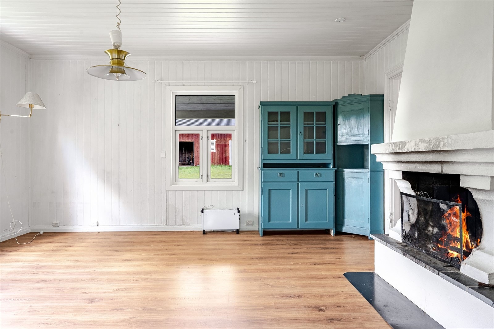 Utsyn mot tunet, sett fra stuen. Galleribilde