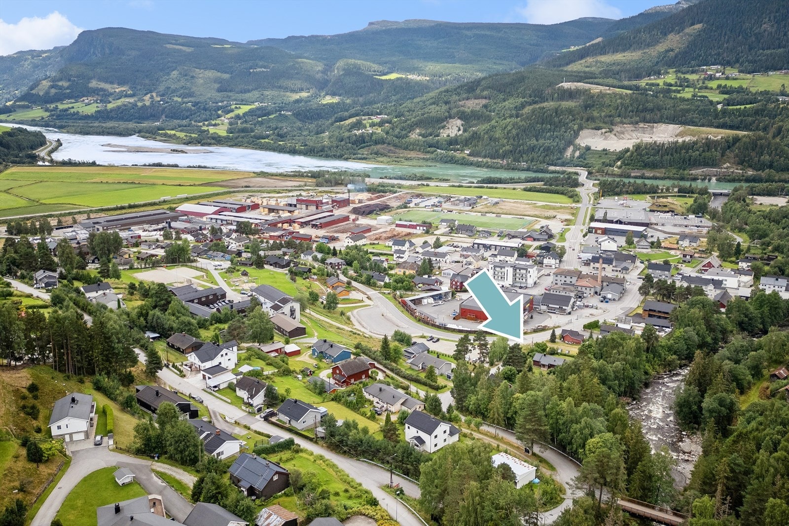 Eiendommen er beliggende sentralt til i Fåvang, et trivelig tettsted i Ringebu kommune, midt i vakre Gudbrandsdalen. Galleribilde