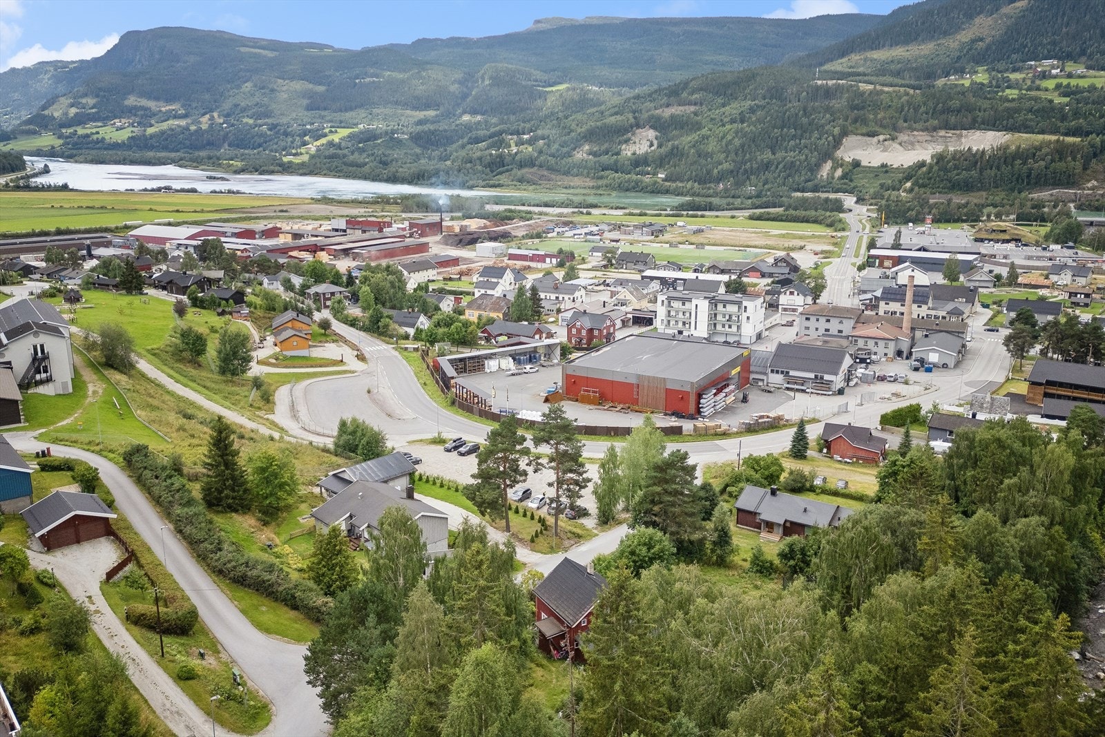 Eiendommen har en rolig og familievennlig beliggenhet med kort vei til både natur og nødvendige fasiliteter. Galleribilde