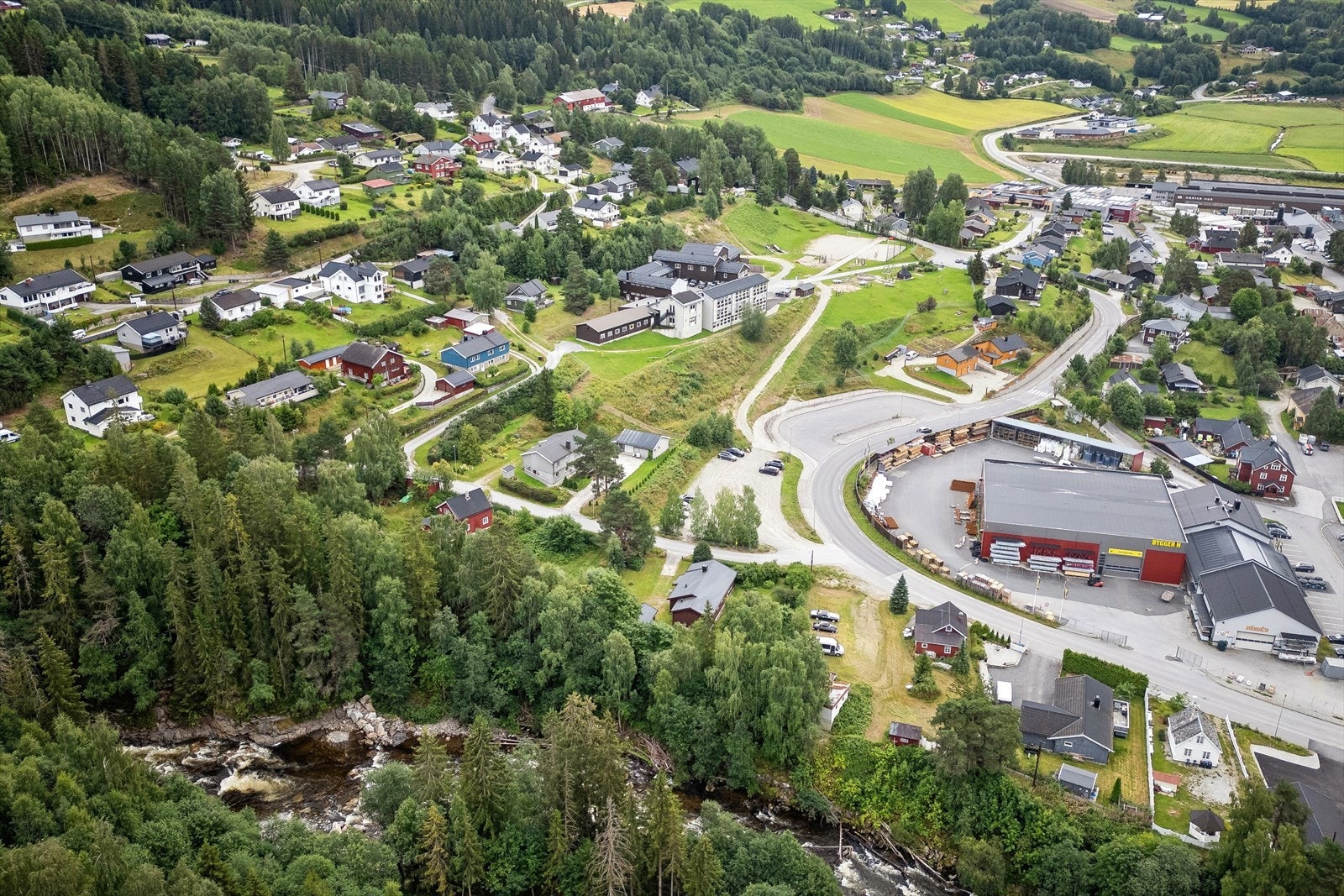 Kort vei til Fåvang sentrum, hvor du finner kafé, frisør, bensinstasjon, apotek og andre servicetilbud. Togstasjonen på Fåvang gir gode kollektivmuligheter. Galleribilde