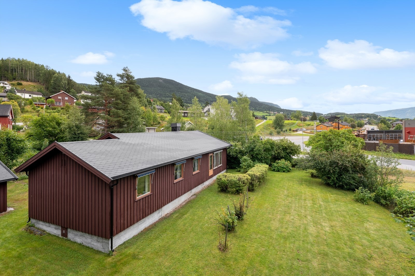 Innen gangavstand finner du dagligvarebutikk, skole, barnehage og idrettsanlegg, noe som gjør hverdagen enkel og praktisk for både småbarnsfamilier og eldre. Galleribilde