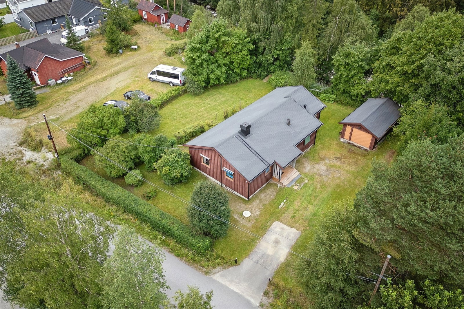Parkering i garasje, samt gode parkerinsgmuligheter i egen gårdsplass. Galleribilde
