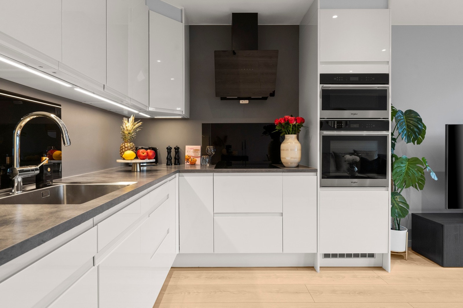 Den fritthengende ventilatoren i stål leder direkte ut gjennom yttervegg, og setter et moderne preg på rommet. Galleribilde