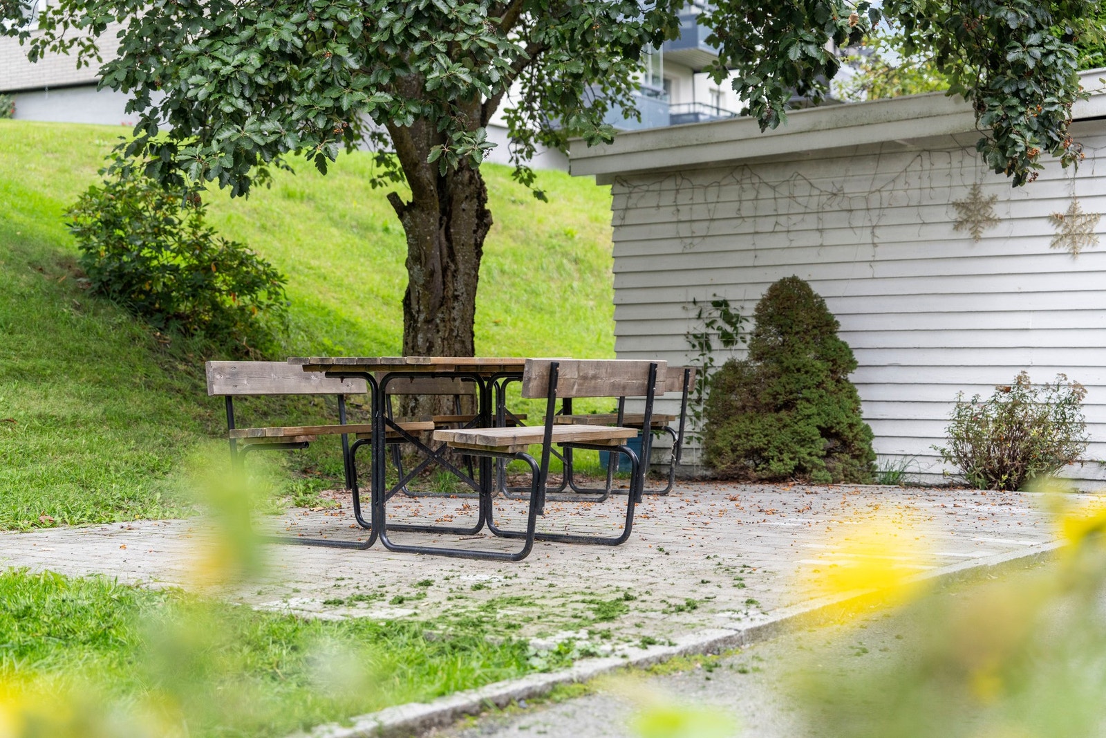 Sentralt, men tilbaketrukket fra bykjernen; Brattlikollen T-banestasjon (linje 1 og 4) ligger kun ca. 2 minutters gange unna. T-banene tar deg til sentrum på ca. 15 minutter. Her stopper også buss nr. 4N som går mellom Bergkrystallen og Jernbanetorget, sa Galleribilde