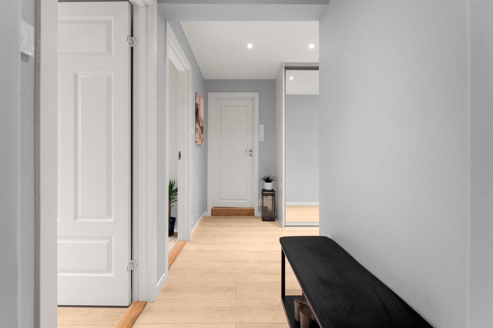 Velkommen inn i en praktisk og innbydende entré med god plass til oppbevaring. Galleribilde