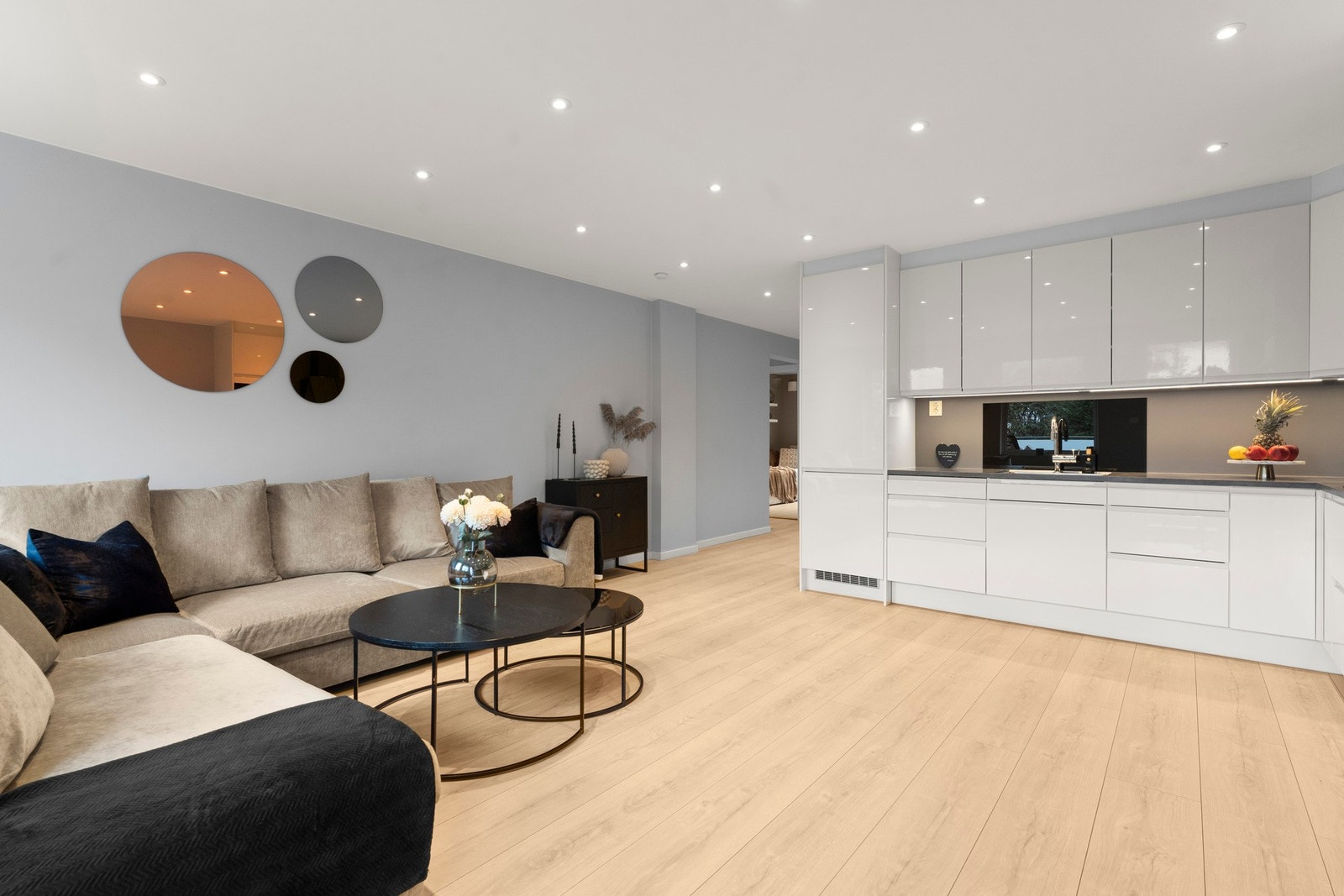 Stuen oppleves som åpen og romslig, med god plass til både sofagruppe og TV-møblement. Galleribilde