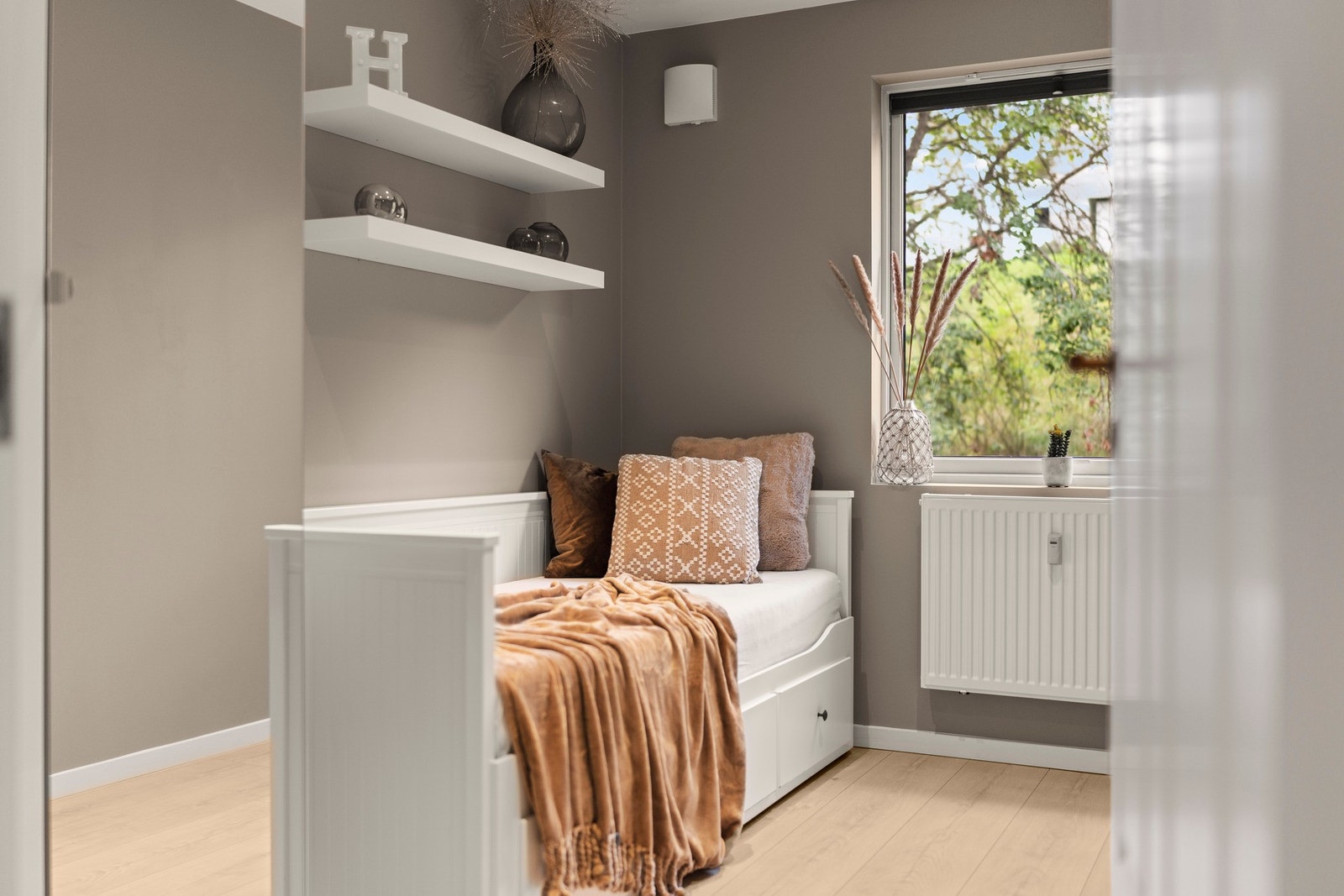 Rommene vender mot et rolig gårdsrom, noe som gir en behagelig og skjermet atmosfære. Galleribilde