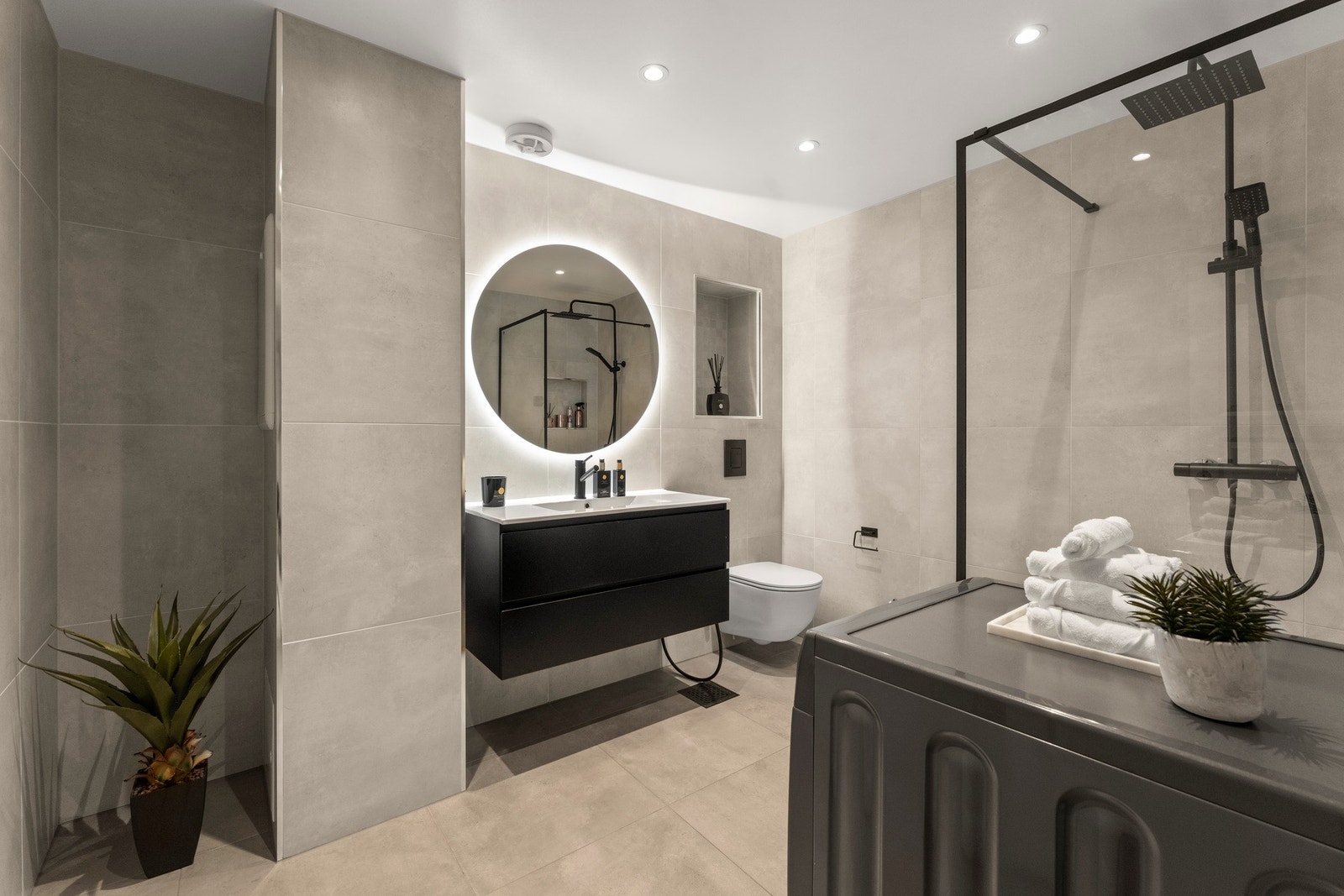 Stilrent bad oppgradert i 2020. Her finner du moderne baderomsinnredning med nedfelt servant, vegghengt toalett, dusjhjørne samt opplegg for vaskemaskin. Galleribilde