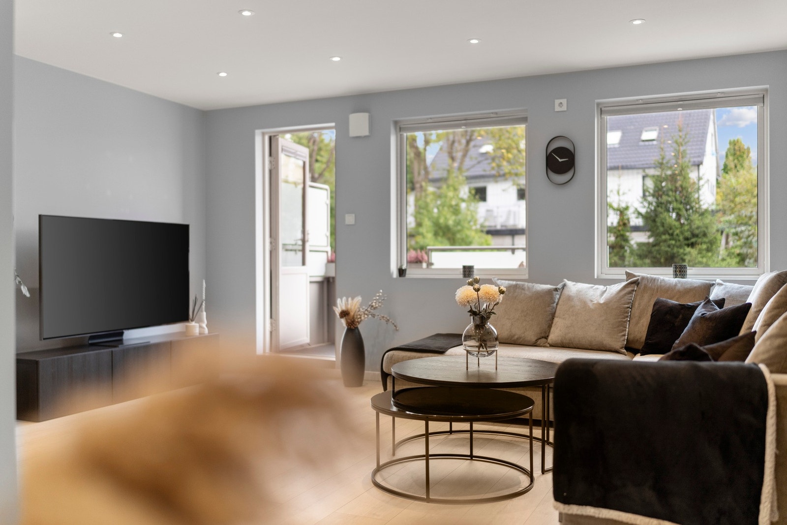 Fra stuen er det utgang til en solrik balkong på ca. 4 m² vendt mot sørøst Galleribilde