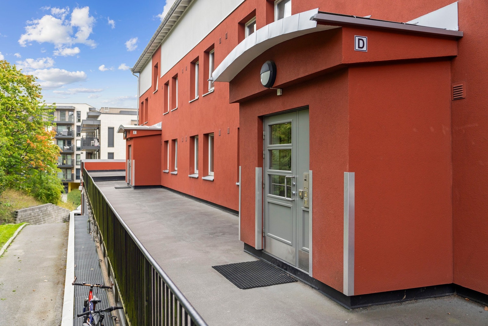 Herfra er det særdeles kort vei til kollektivtransport, daglige servicetilbud, skoler, barnehager og marka. Galleribilde