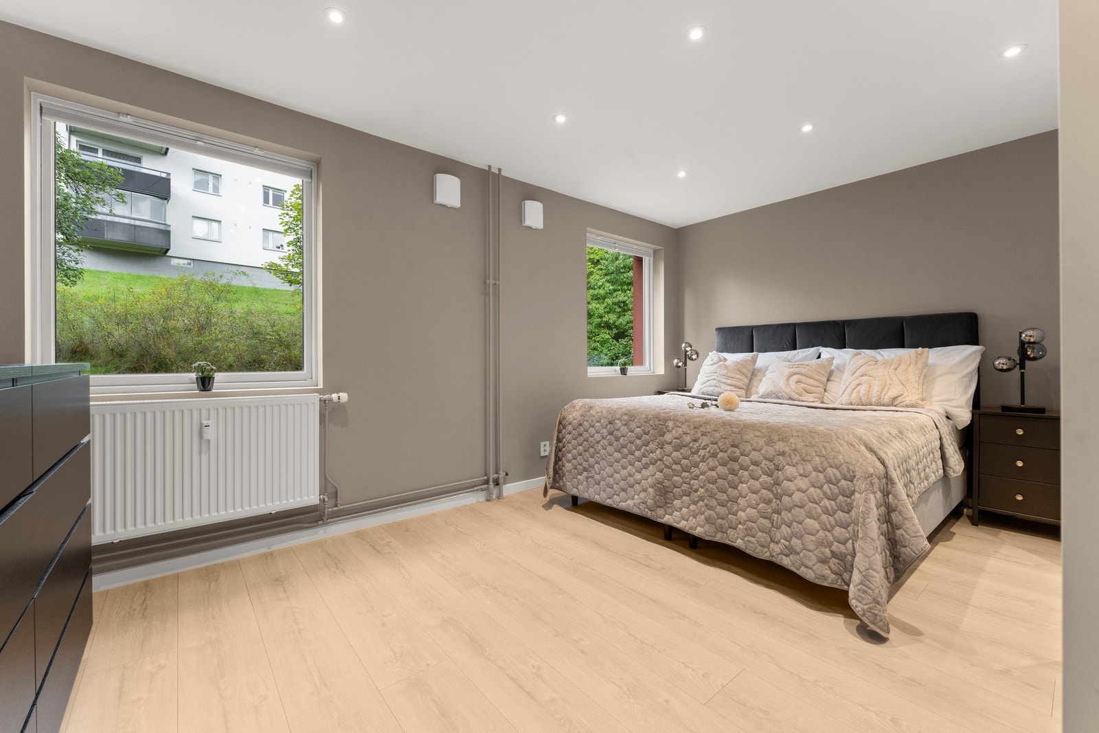 Boligen har to lyse og romslige soverom, begge med plass til dobbeltseng og garderobeskap Galleribilde