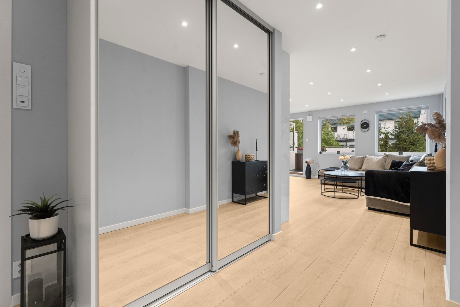 Her finner du garderobeskap som følger med, perfekt for å holde sko og yttertøy ryddig og organisert. Galleribilde