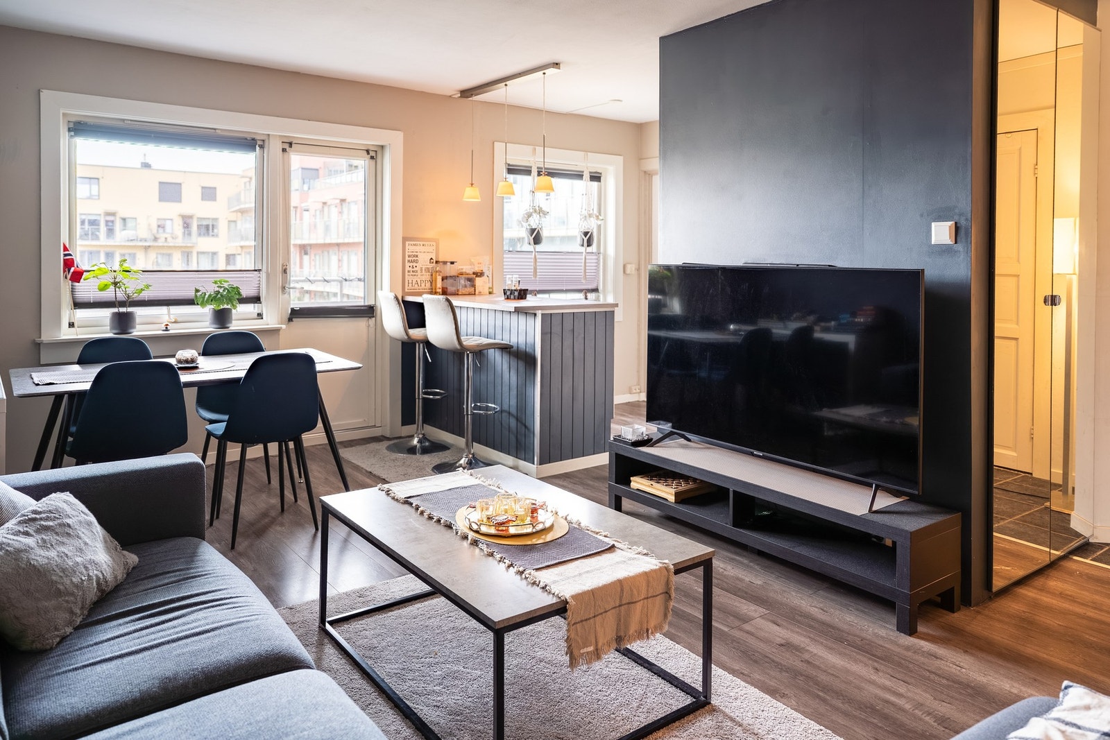 Store vindusflater gir rikelig med dagslys Galleribilde