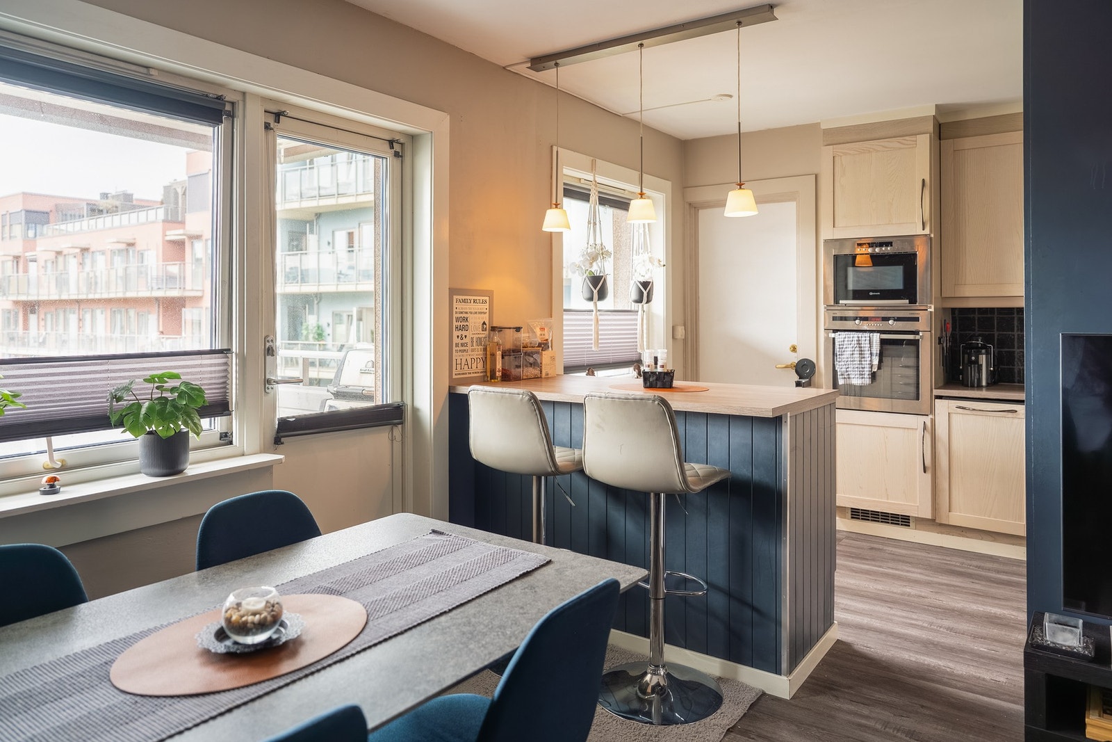 Tidløst kjøkken med integrerte hvitevarer i praktisk delvis åpen løsning med stuen Galleribilde