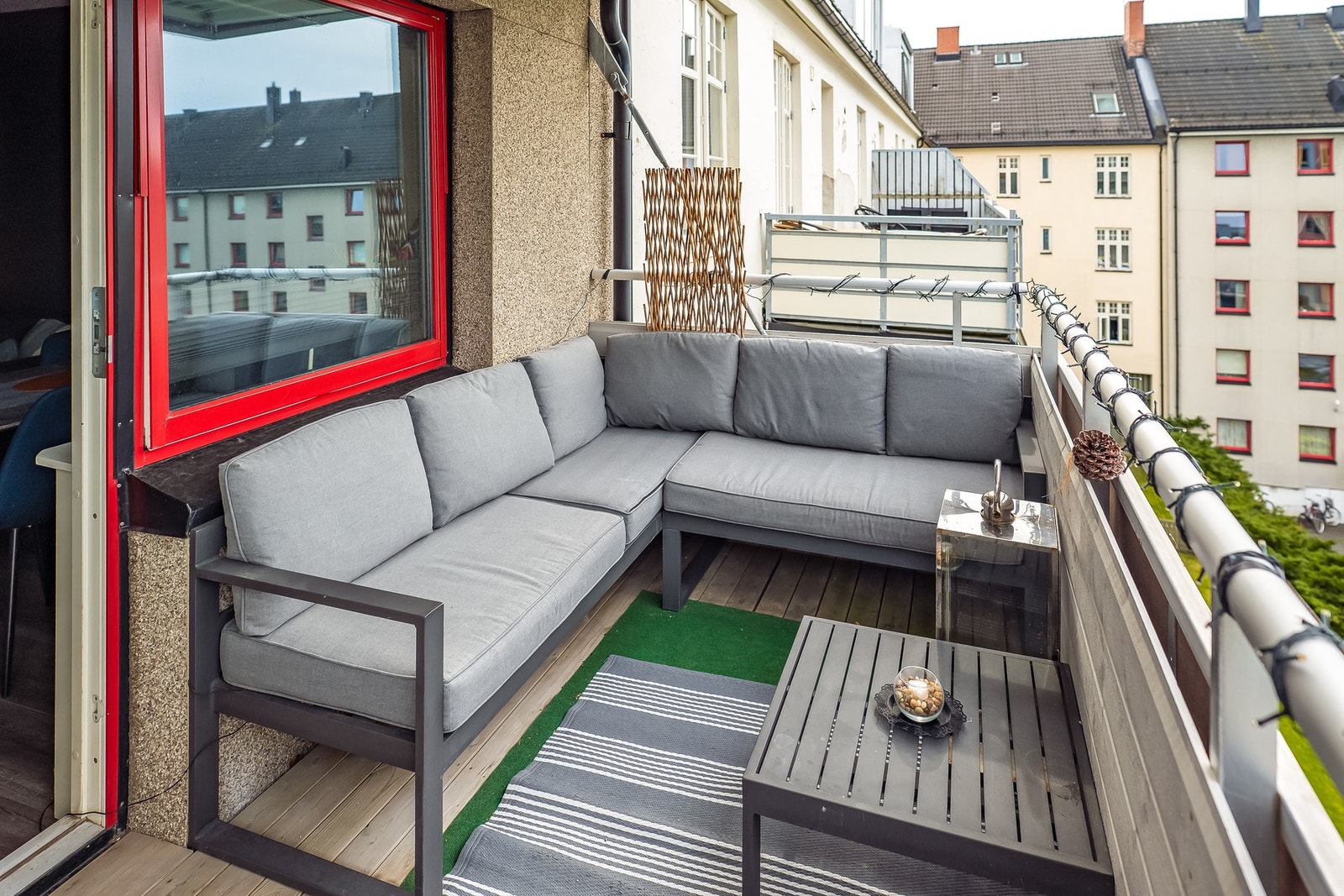 Overbygd balkong med utsikt mot parkmessig uteareal og gode solforhold Galleribilde