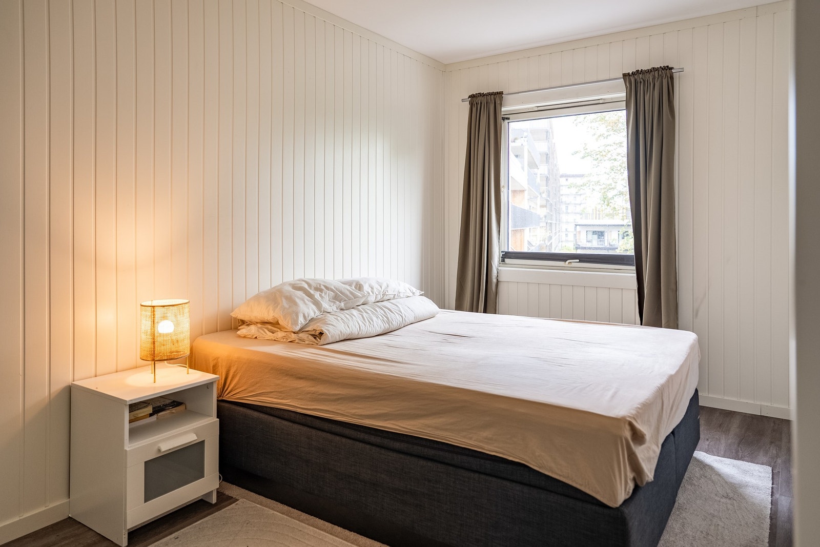 To soverom, det ene på 14,5 kvm med romslig skyvedørsgarderobe Galleribilde