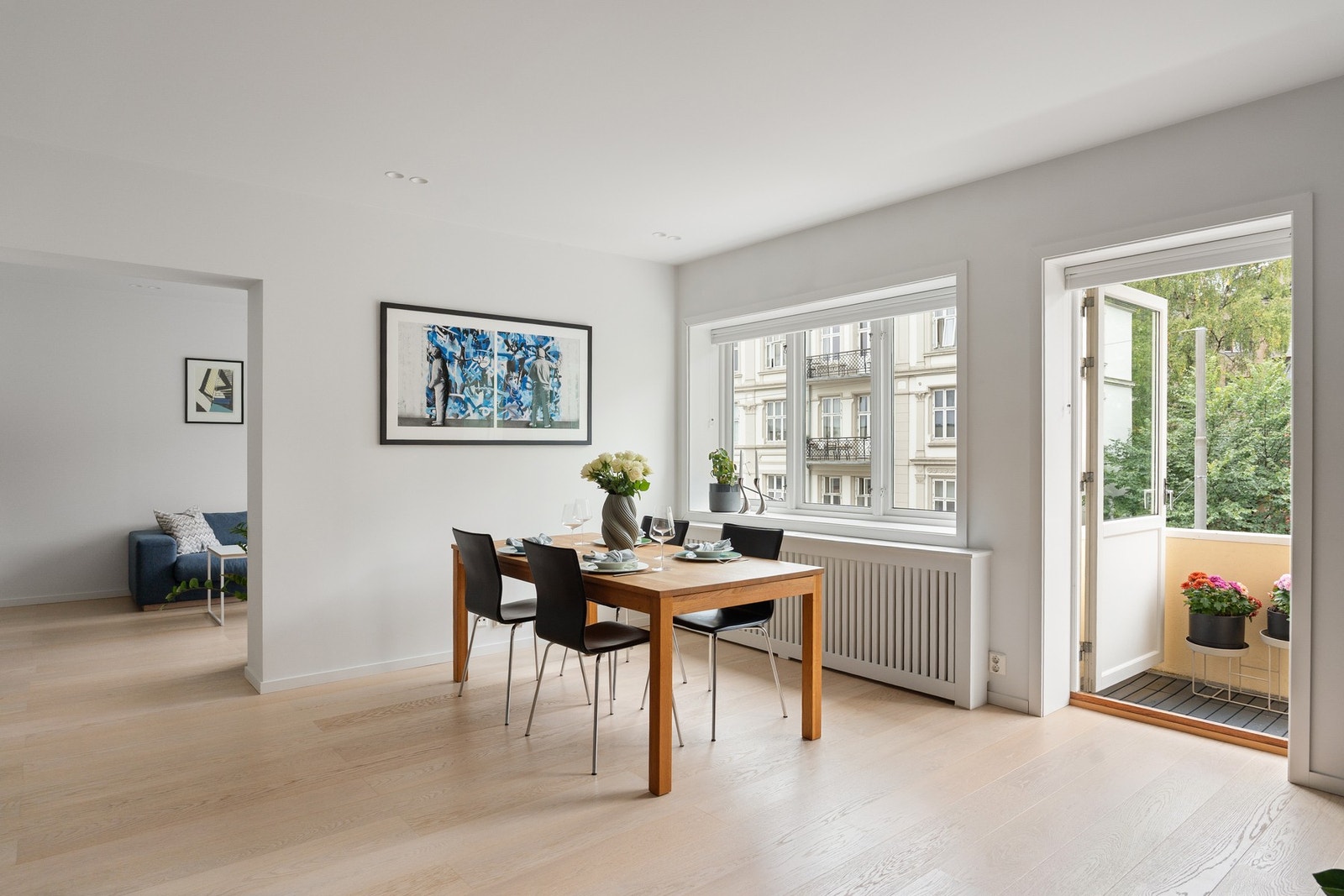 I tilknytning til kjøkkenet er det en spisestue som tilbyr rikelig med plass til stor spisegruppe. Galleribilde