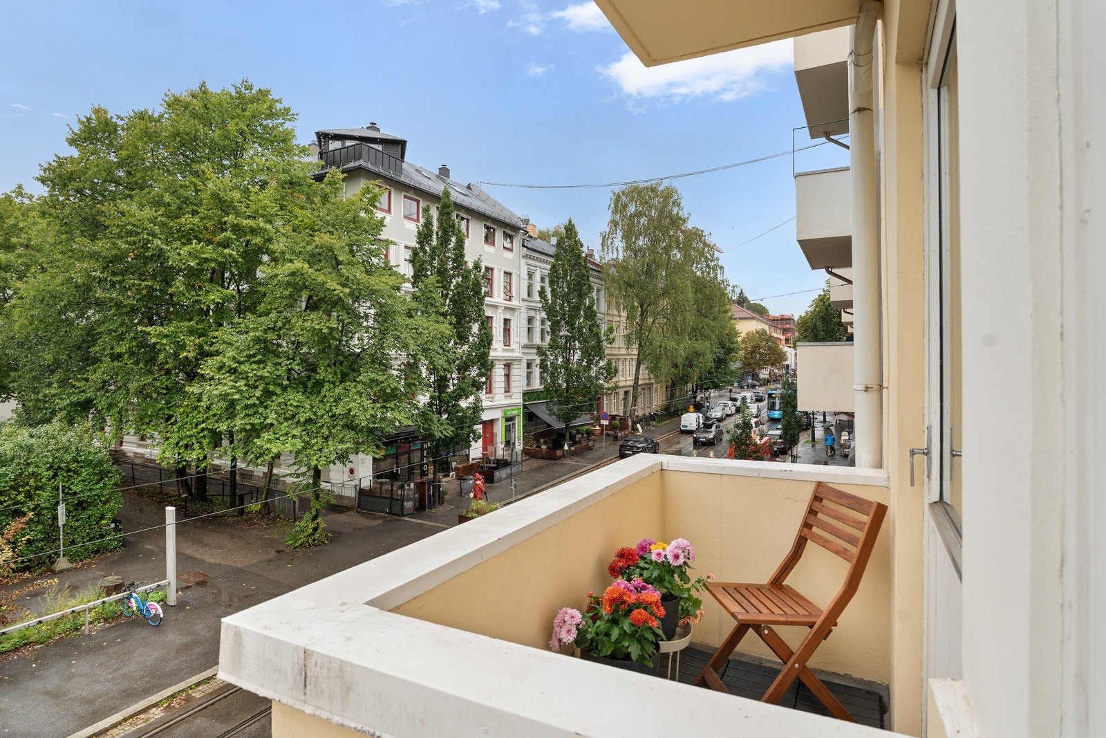 Balkongen på ca. 2kvm er vestvendt med sol fra tidlig ettermiddag til kveld (sol fra 14 til 21 om sommeren). Galleribilde