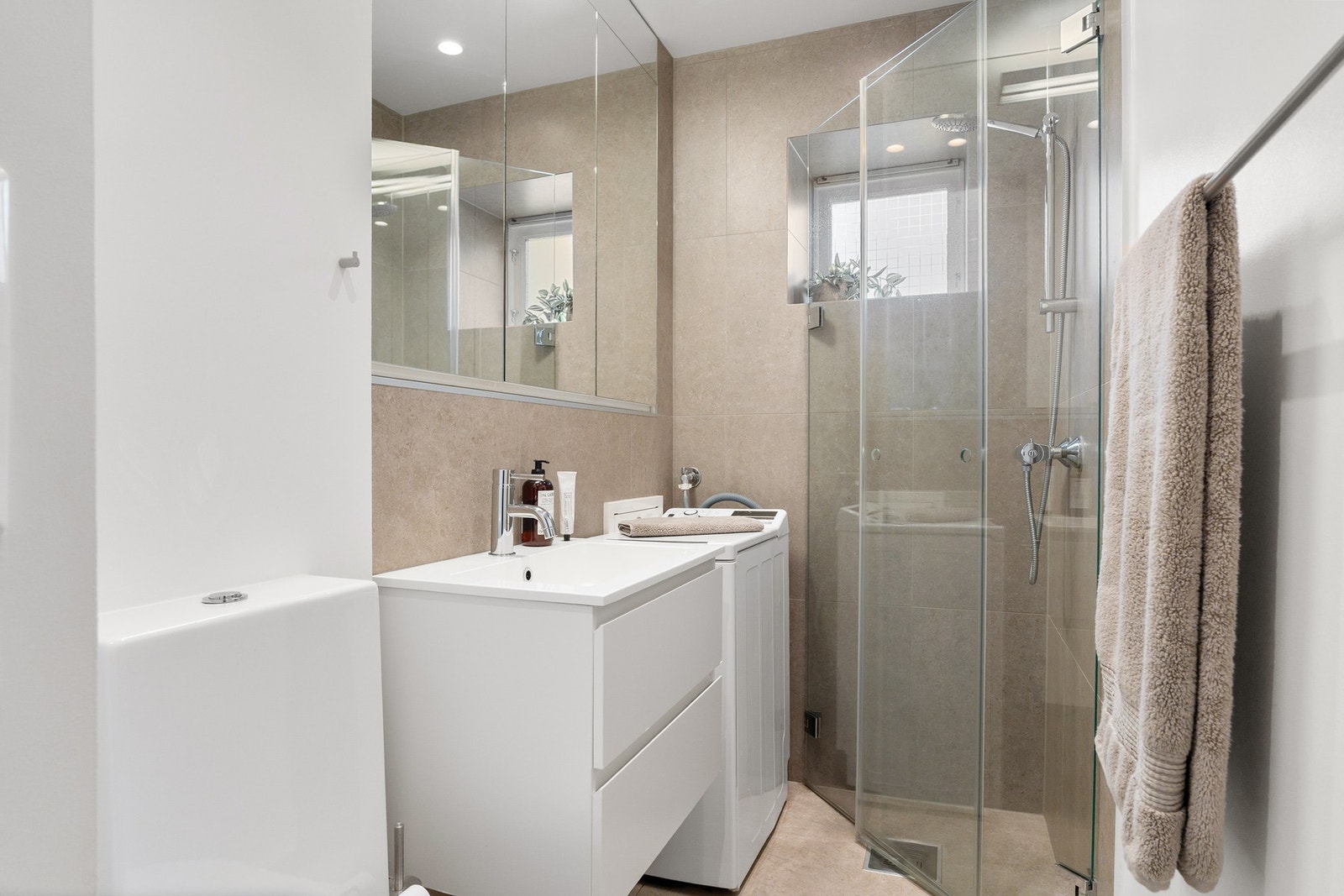 Pent flislagt bad fra 2019 med gulvvarme. Det er opplegg til vaskemaskin på badet. Galleribilde