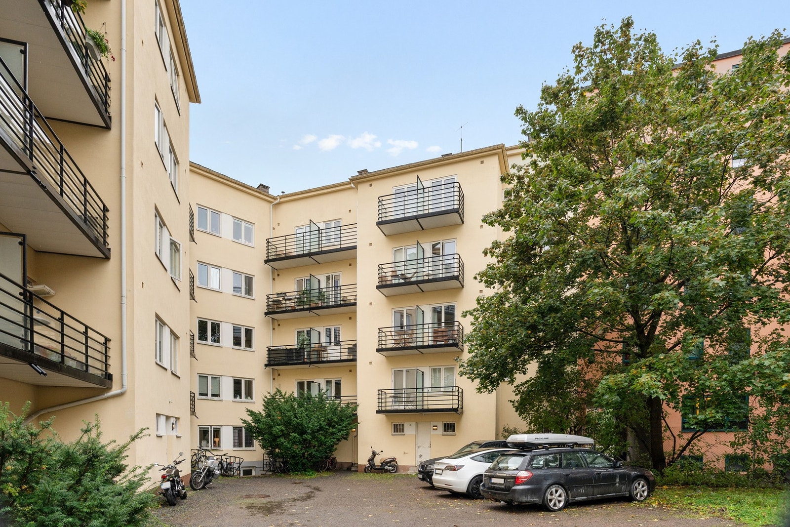 Det er 18 parkeringsplasser til leie i sameiet som tildeles etter liste. Galleribilde