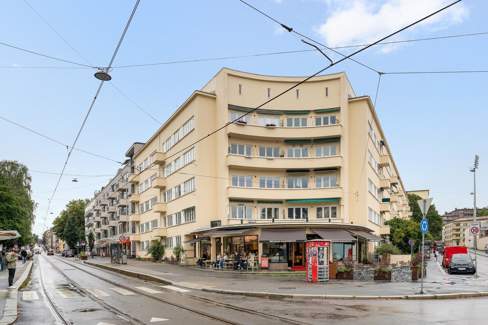 Leiligheten disponerer hele tre boder. En loftsbod på 9 kvm, bod og sportsbod på henholdsvis 3 kvm og 1 kvm med lett tilgang til både Thereses gate og bakgården. Galleribilde