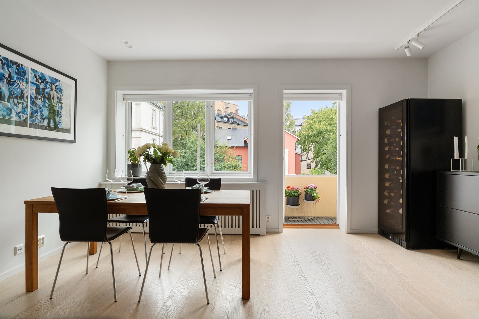 Fra spisestuen er det direkte utgang til en av boligens to balkonger. Galleribilde