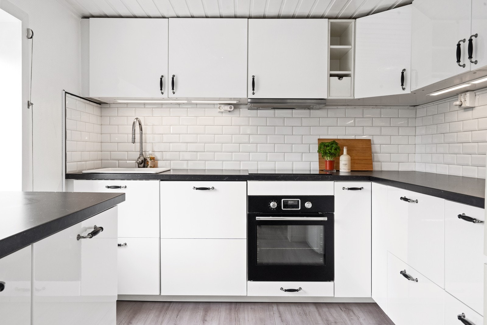 Godt med skap- og benkeplass Galleribilde