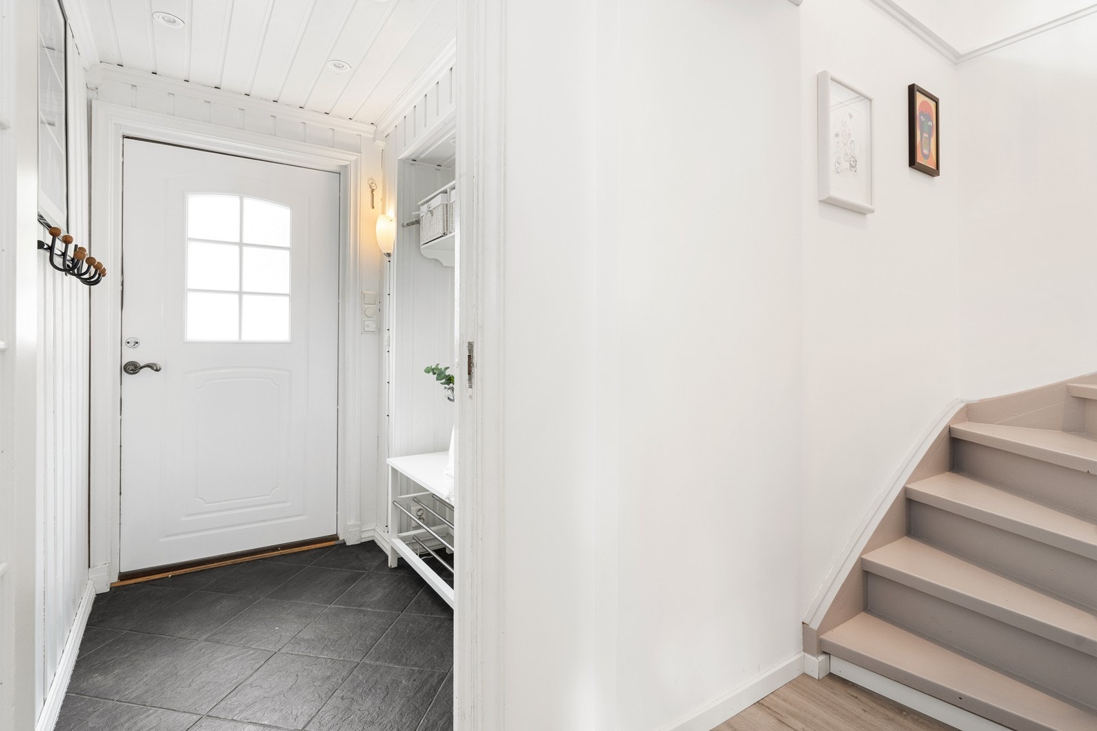 Entréen har nisje for klær og sko, samt innfelte downlights i himlingen Galleribilde
