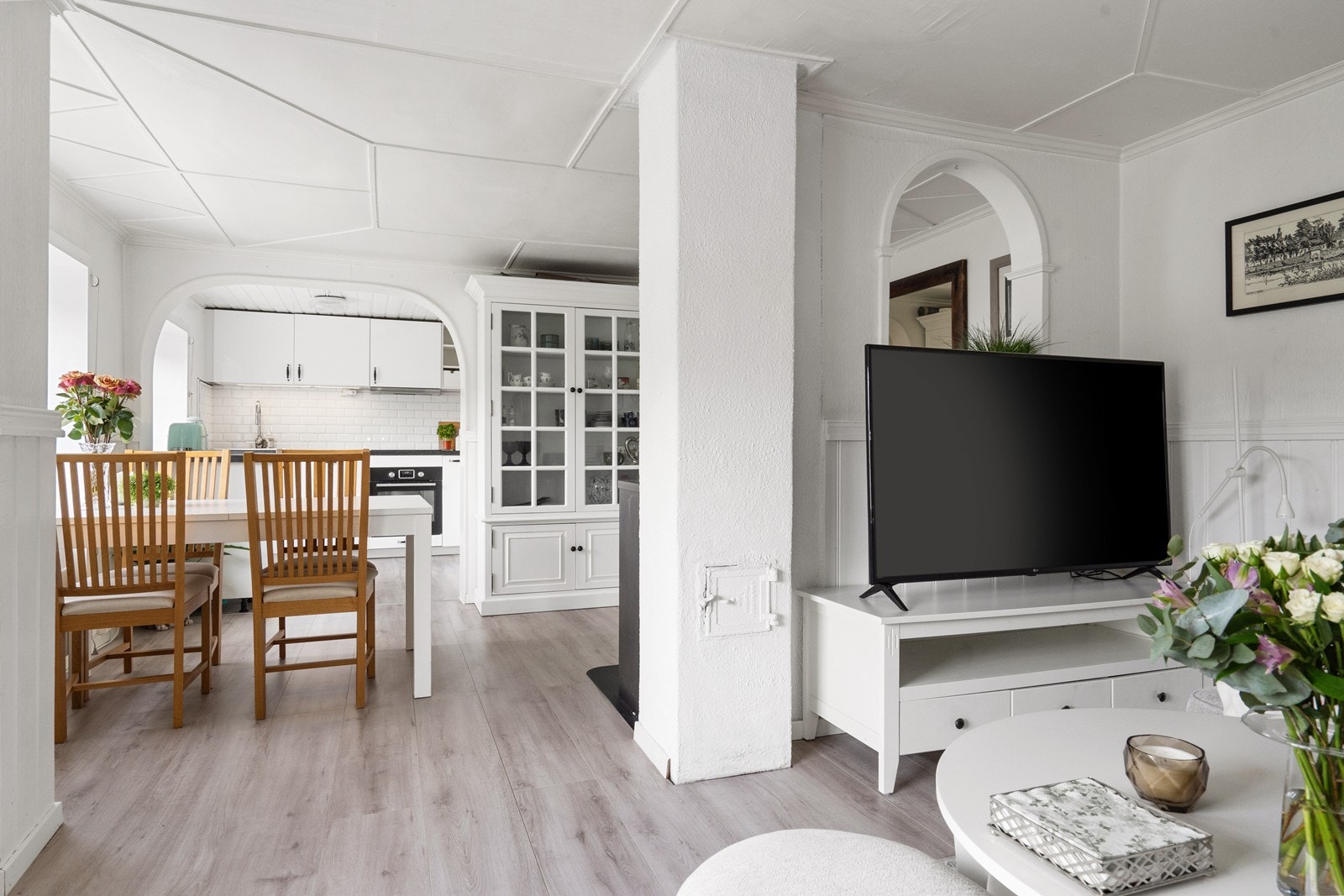 Lys og koselig stue, åpent mot kjøkkenet Galleribilde