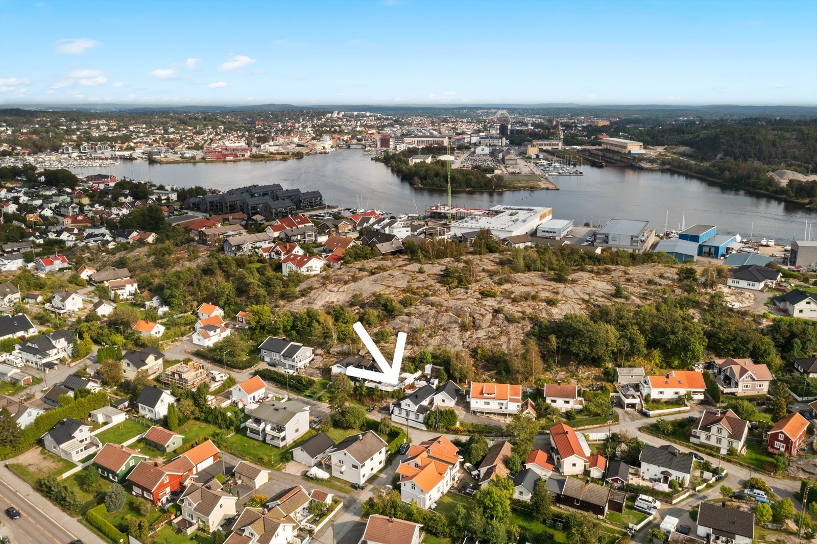 Eiendommen ligger sentralt til på Gressvik med gangavstand til skoler, barnehager, buss og ferge Galleribilde